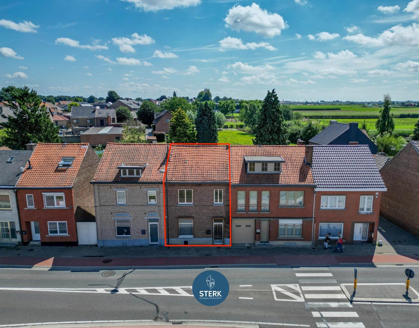TE RENOVEREN WONING MET DIEPE TUIN OP EEN CENTRALE LOCATIE TE VELDWEZELT !   foto {{pictureIndex}}