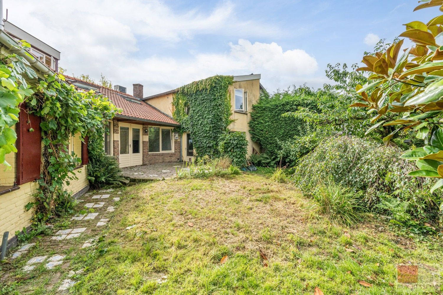 Gedeeltelijk gerenoveerde woning dat kan dienst doen als kangoeroe-woning. foto {{pictureIndex}}