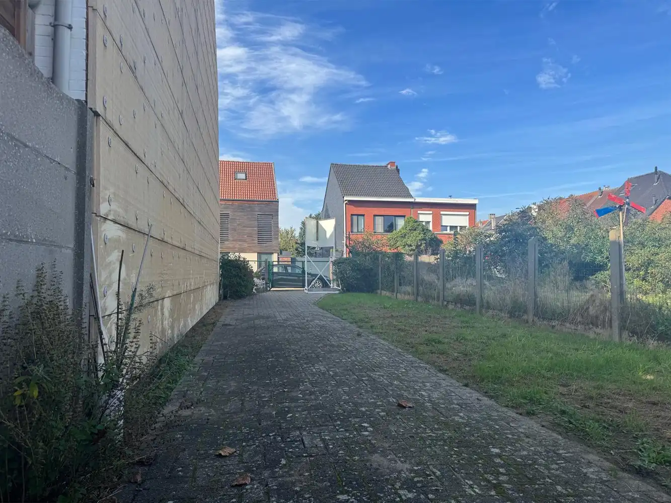 Bouwgrond van 275 m² met grote garage van ca. 45 m² foto 2