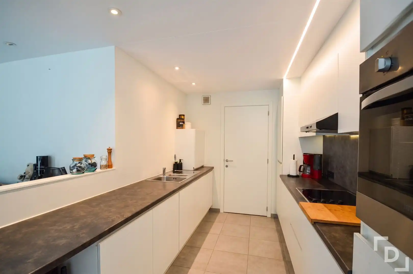 Recent appartement met tuin en autostaanplaats in centrum Poperinge foto 7