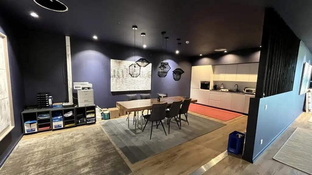 Lichtrijk kantoor te huur nabij R8 in Kortrijk foto 5