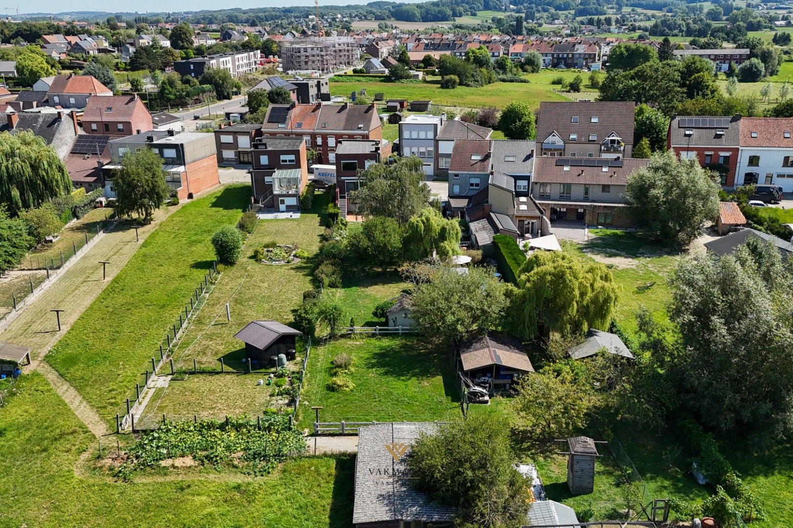 Woning met 3 slaapkamers en grote dubbele garage op prachtige locatie. foto 29