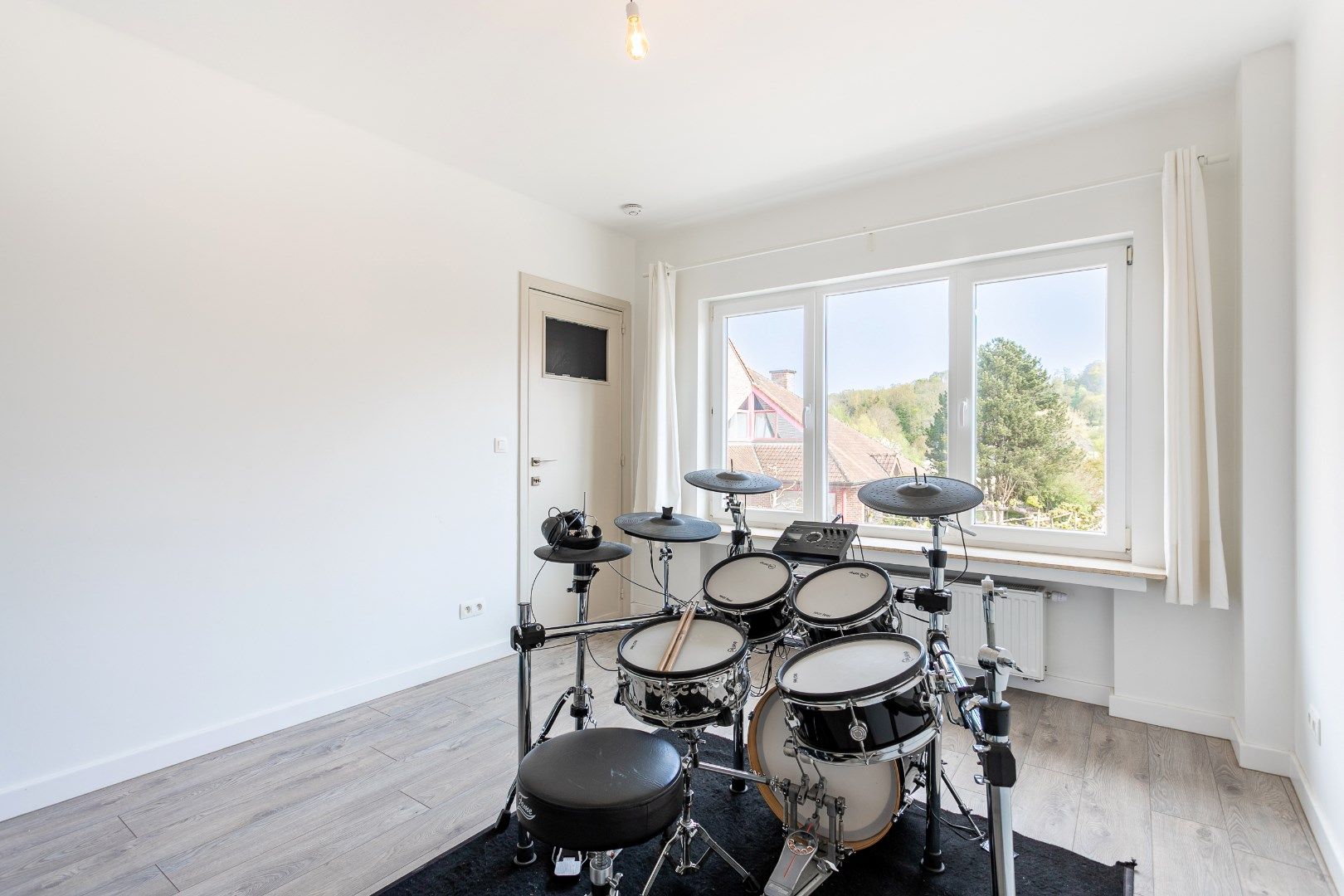 Instapklare woning te Dworp met 5 slkp., garage en tuin foto 18