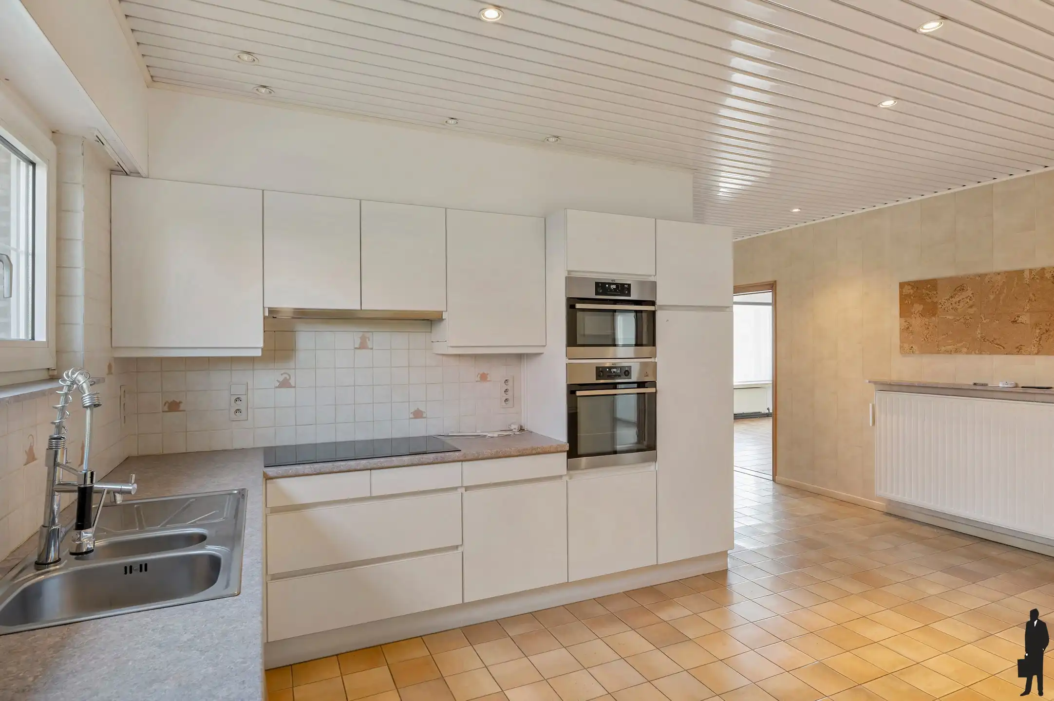 Rustig gelegen ruime gezinswoning met maar liefst 7 slaapkamers, meerdere garages en tal van praktische troeven. foto 12