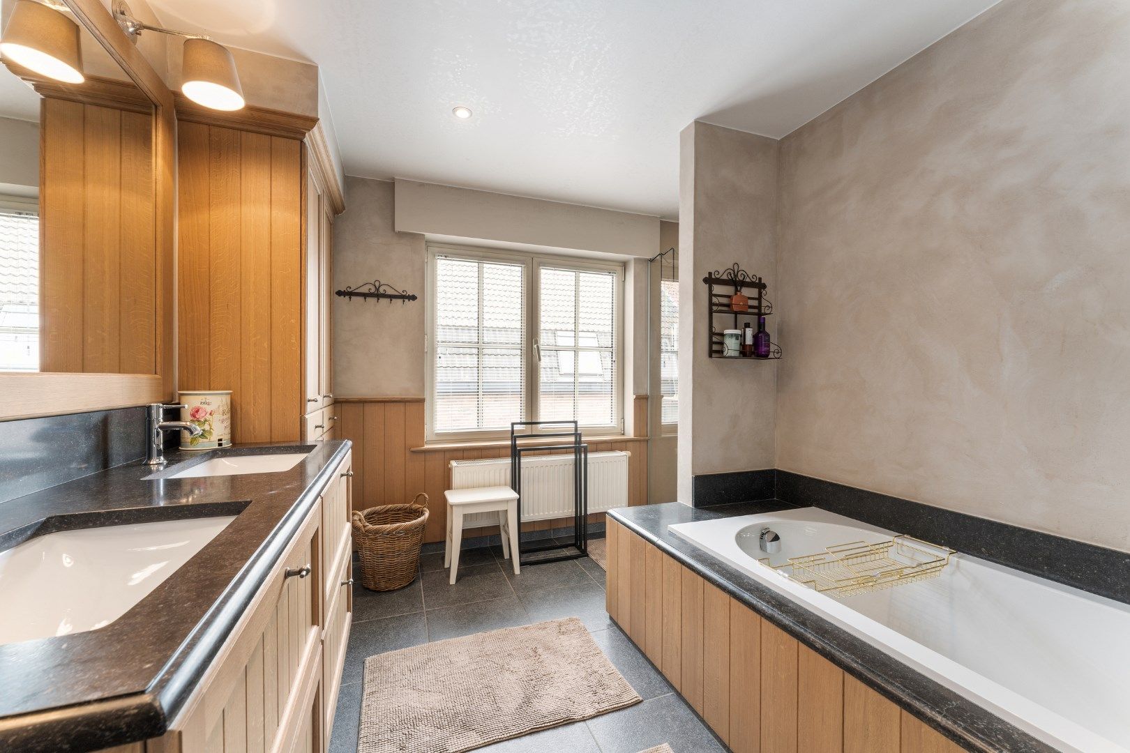 PRACHTIGE WONING MET EIKEN BIJGEBOUW | HANDELSRUIMTE & 4 GARAGES!!!  foto 14
