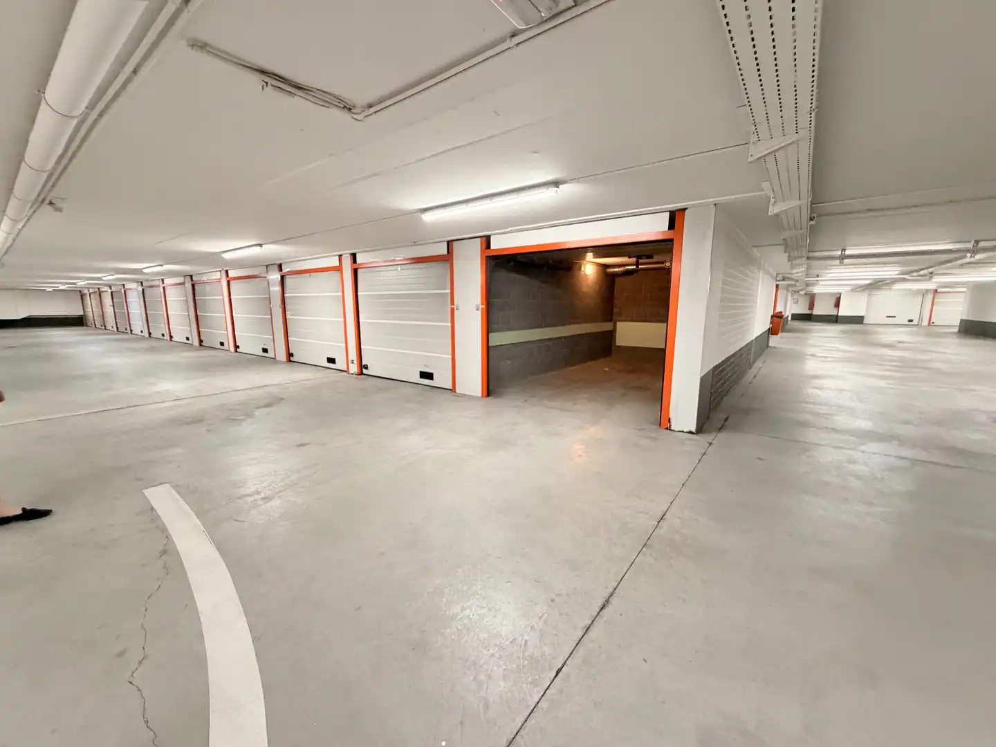 Gesloten garagebox te huur gelegen aan de Minigolf in het Zoute. foto 5