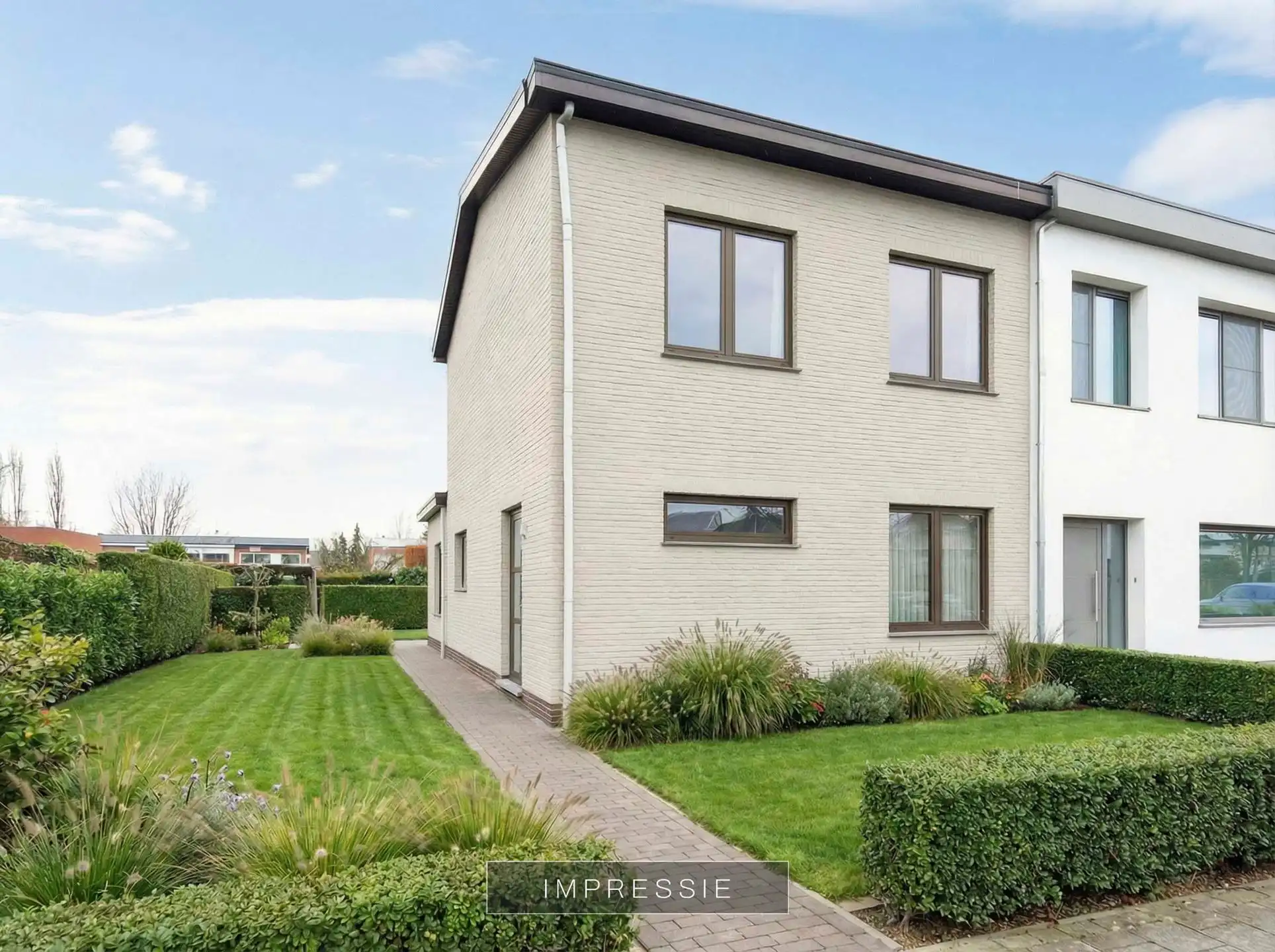 Halfopen woning met dubbele garage op mooie locatie foto 2