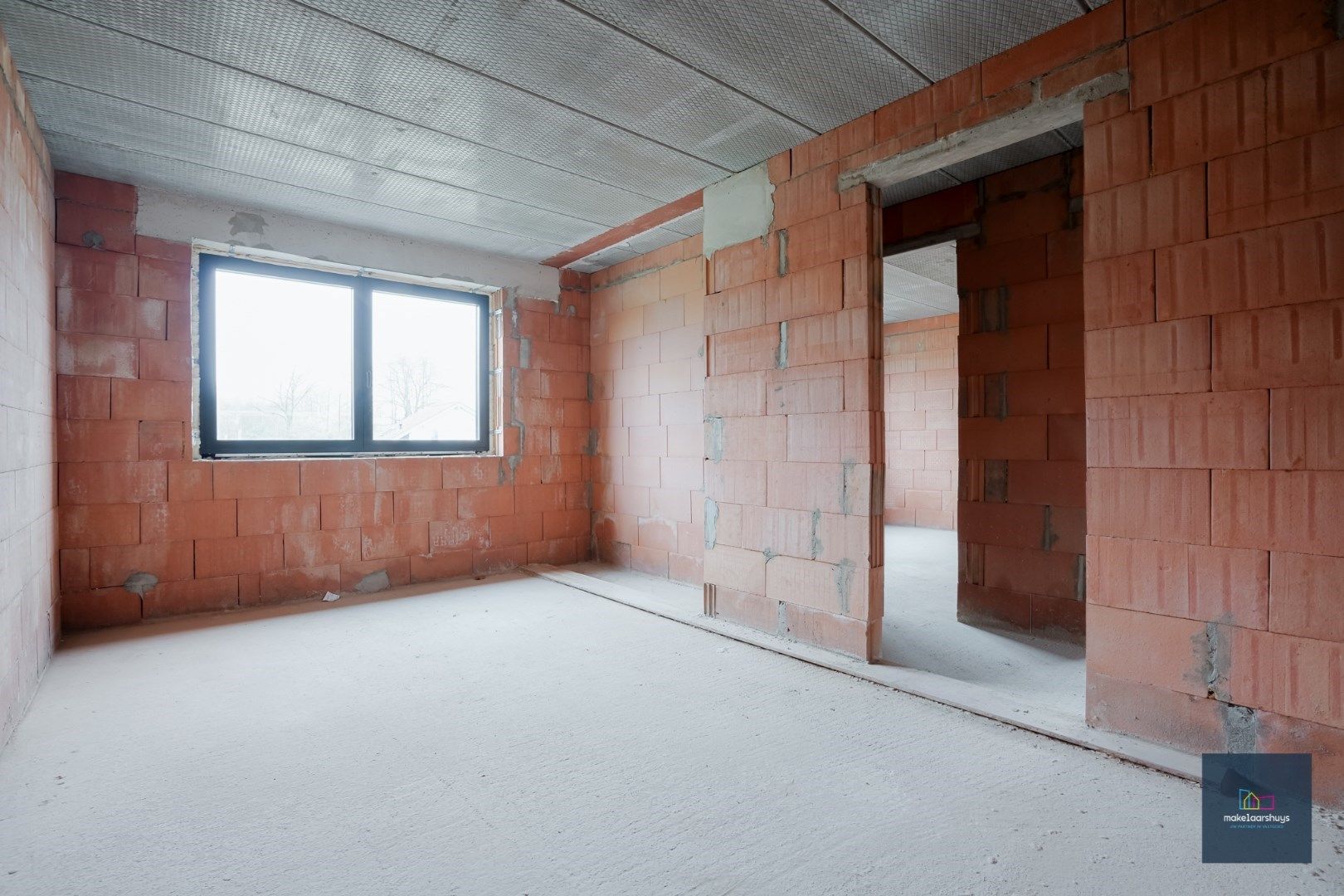 Halfopen casco villawoning met tuin en oprijlaan foto 9