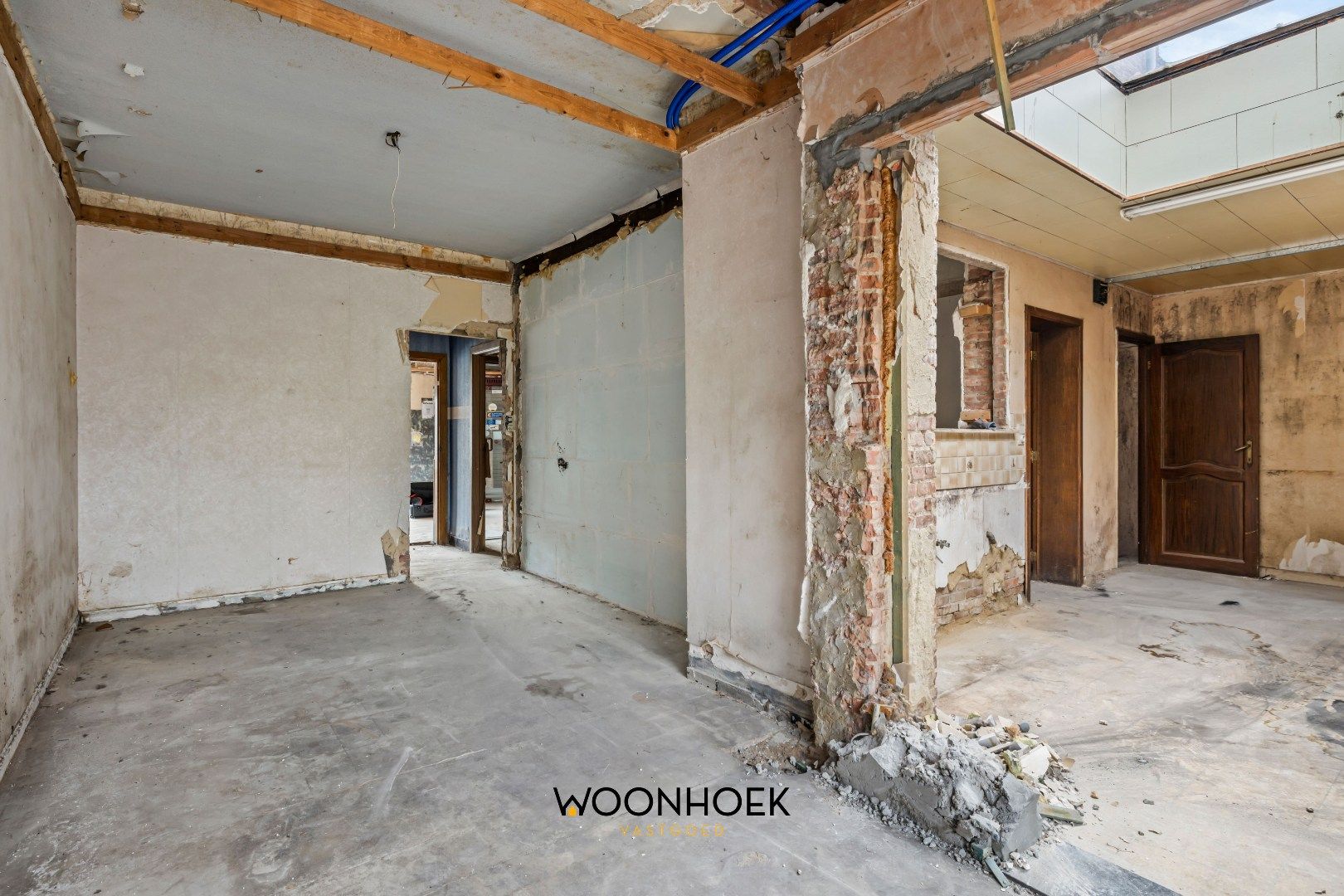 Ruime, te renoveren woning met diverse mogelijkheden foto 4