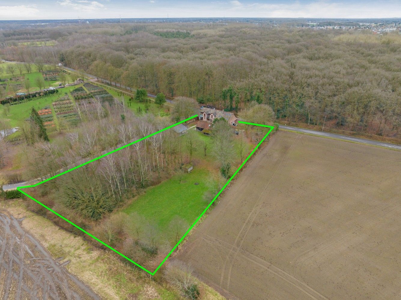 Charmante hoeve met 4 slaapkamers op een riant perceel! foto {{pictureIndex}}