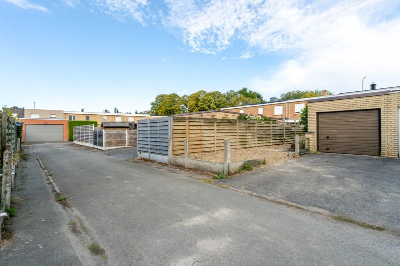 Roeselare-stadsrand. Uiterst verzorgde en goed gelegen woning met 3 slaapkamers en aparte ingang garagestraat. Gunstig EPC & conform elektriciteitsattest ! foto 15