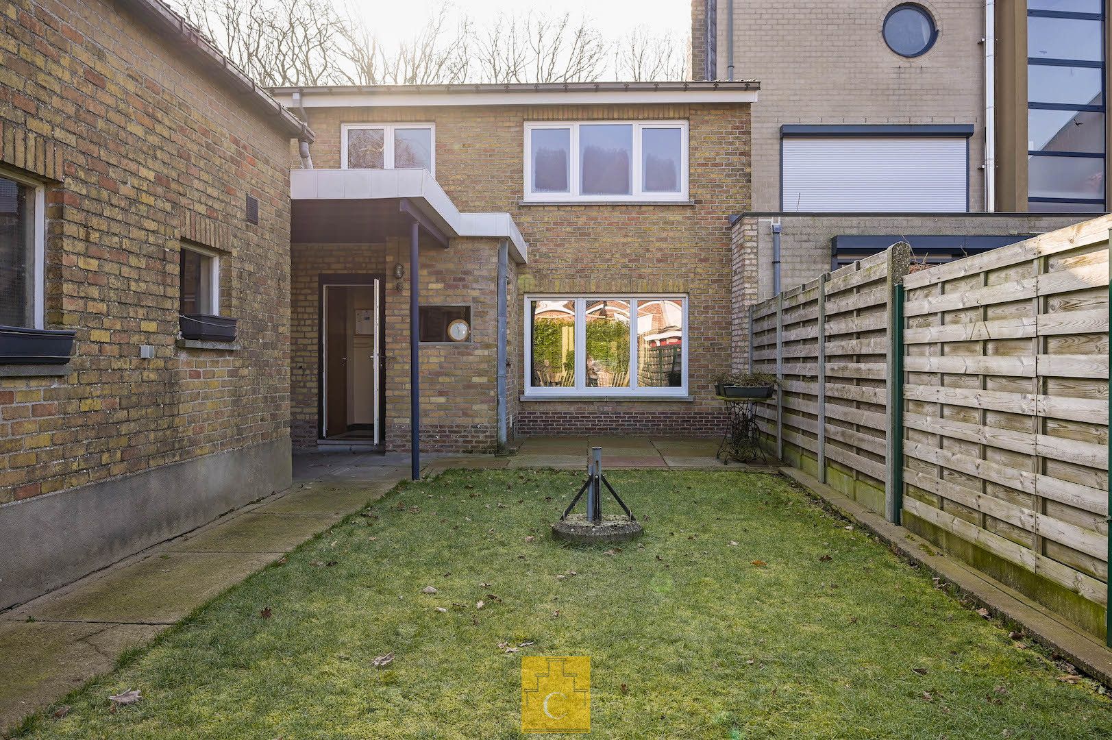 Halfopen bebouwing met grote tuin en prachtig uitzicht nabij Station foto 10