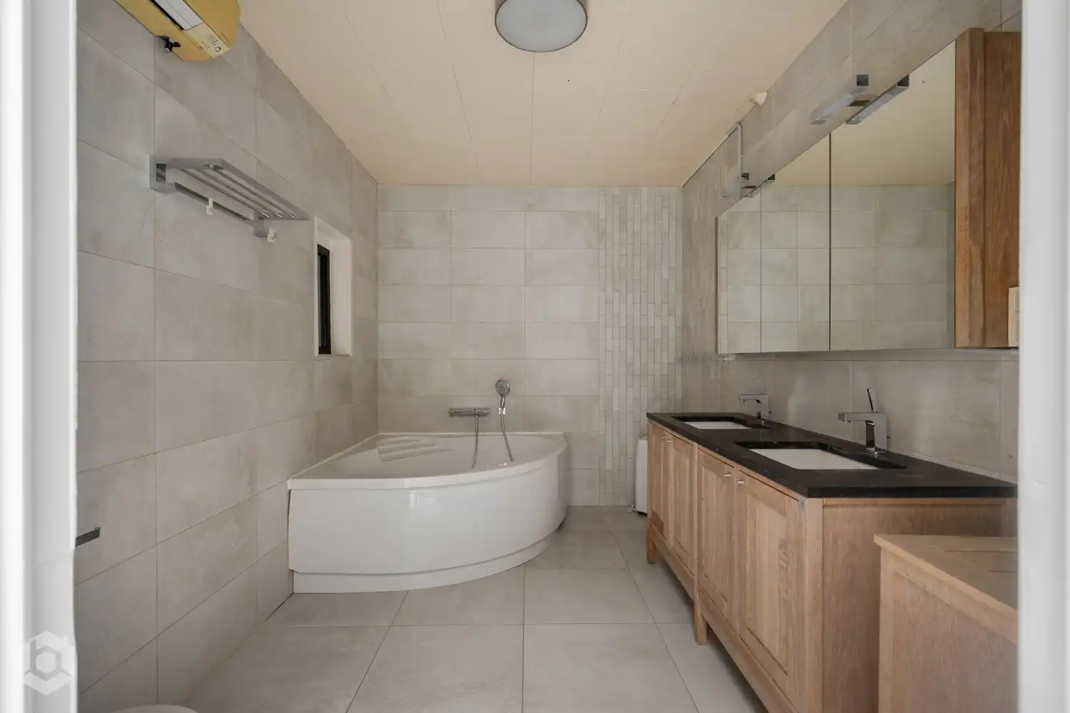 Zeer ruime kangoeroe-woning met achterliggend commerciële units met uitbereidingsmogelijkheden (KMO bestemming) foto 23