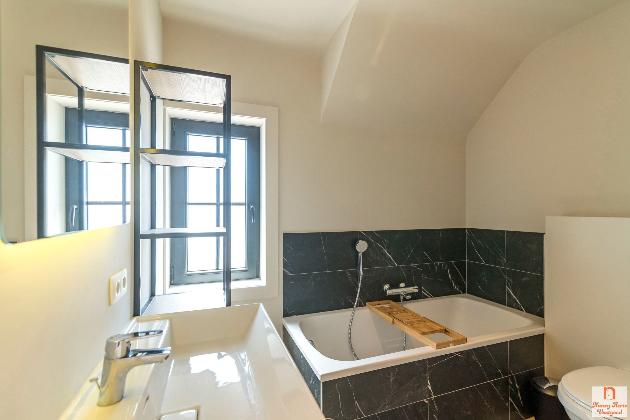 Volledig gerenoveerde woning met bijbouw en grote tuin foto 22