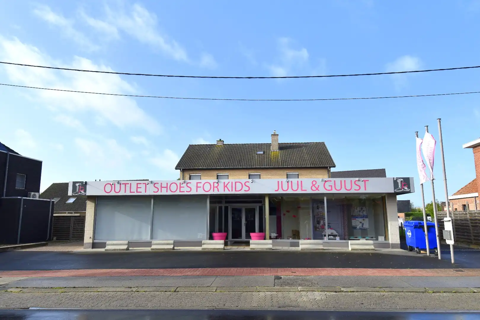Ruim commercieel pand voor winkel, kantoor,... met parkeergelegenheid voor de deur foto {{pictureIndex}}