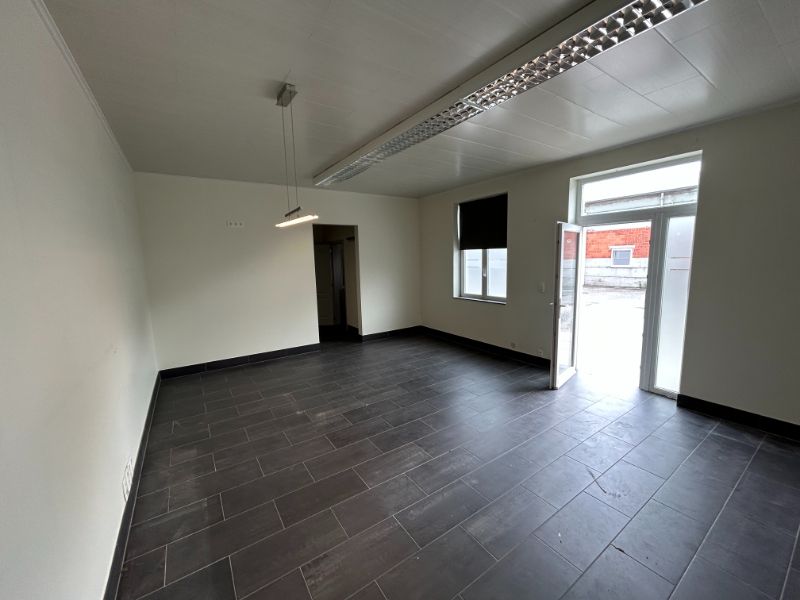 Goed gelegen magazijn met buitenopslag, overdekte opslagruimte en kantoor foto 9