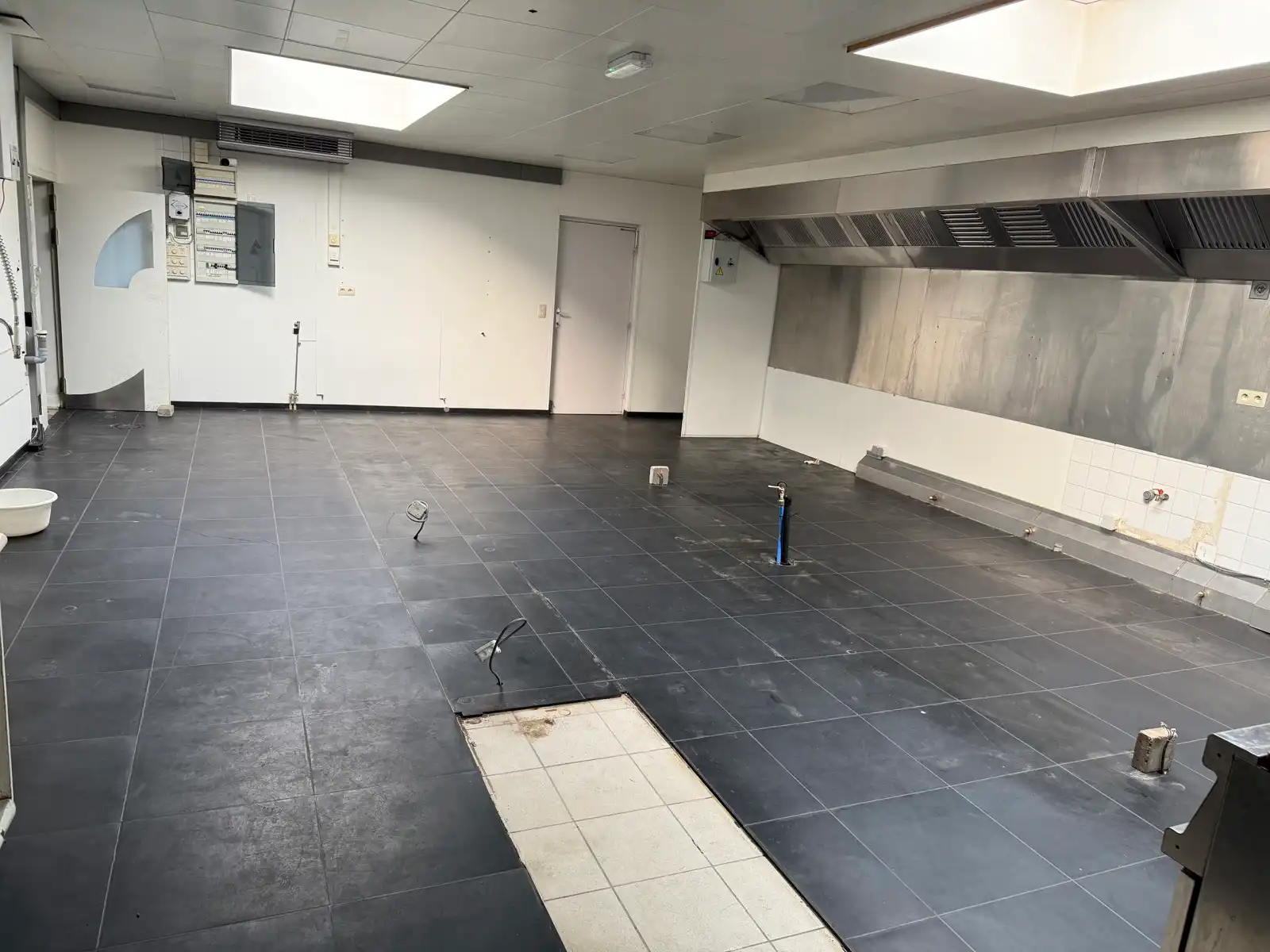 Projectgrond (vroegere feestzaal met woonst en parking) foto 17