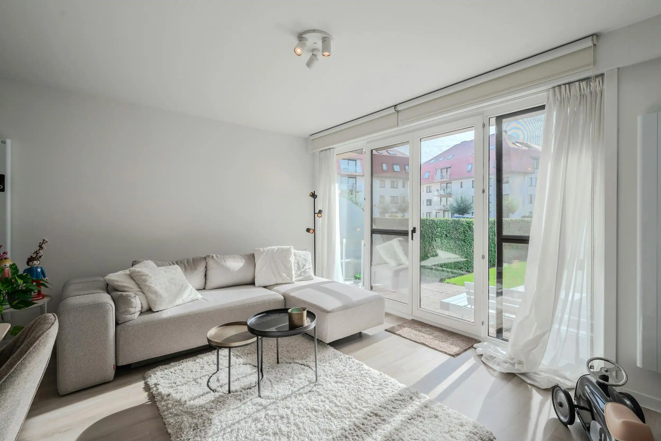 Prachtig gerenoveerd appartement te koop op rustig domein! foto 4