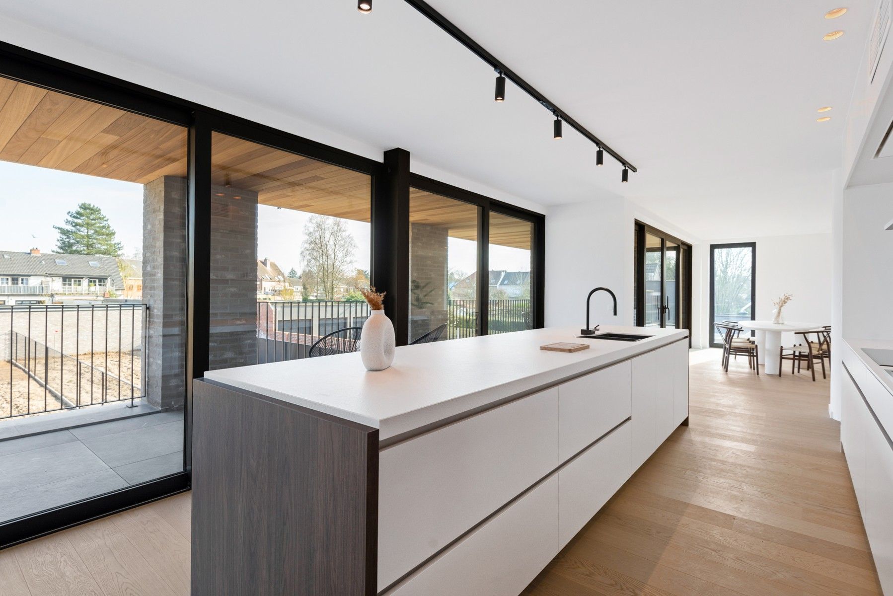 Prachtig afgewerkt nieuwbouwappartement inclusief 2 carports en 2 ruime bergingen. foto 9