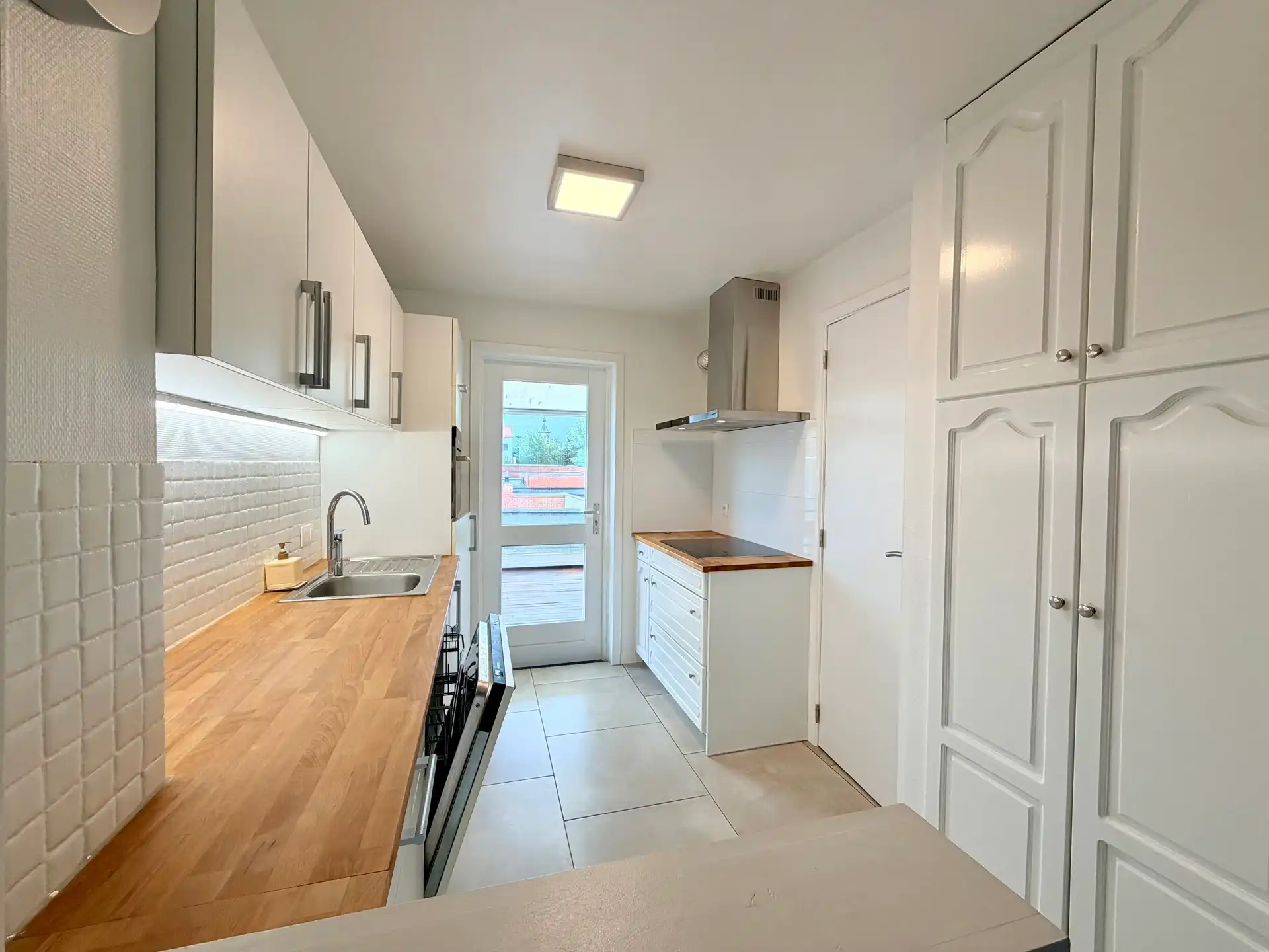 DE PANNE – Instapklare gerenoveerde woning met 4 slpk., grote garage, op wandelafstand van zee, bos en tram.  foto 13