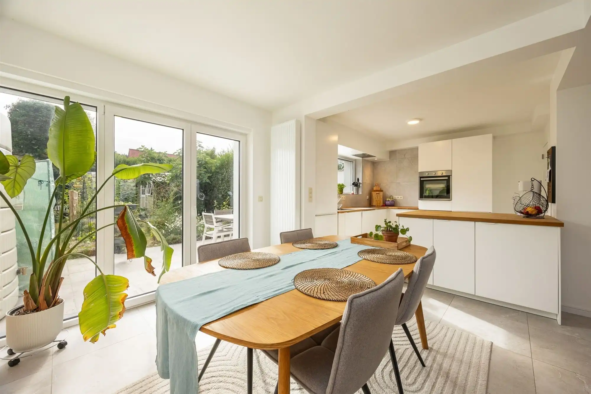 Instapklaar huis met drie slaapkamers en tuin  foto 9