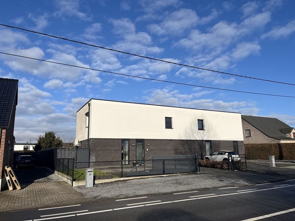Half-vrijstaande, moderne nieuwbouwwoning foto {{pictureIndex}}