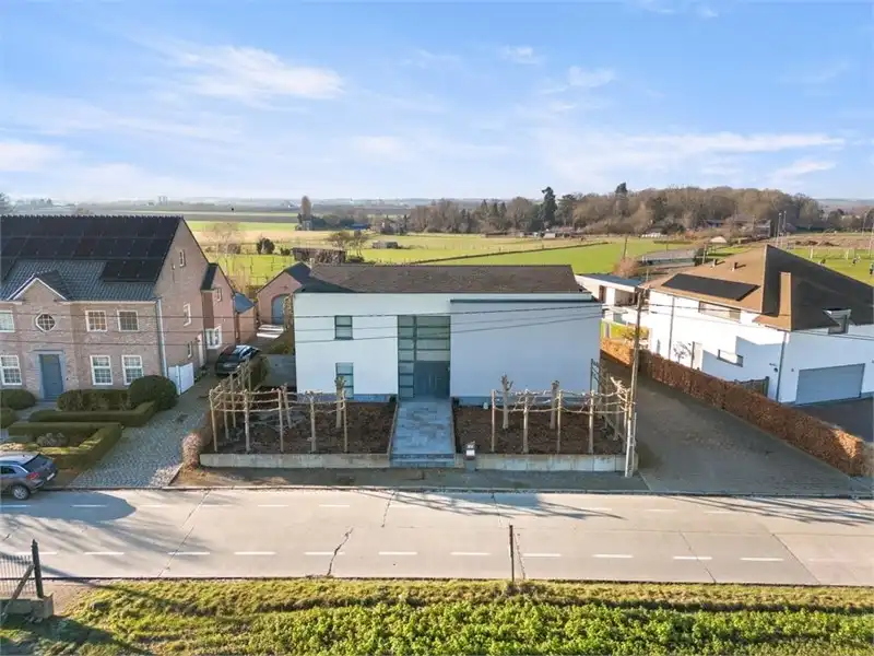 STIJLVOLLE OPEN BEBOUWING MET 3 SLKS OP EEN KNAP PERCEEL foto {{pictureIndex}}