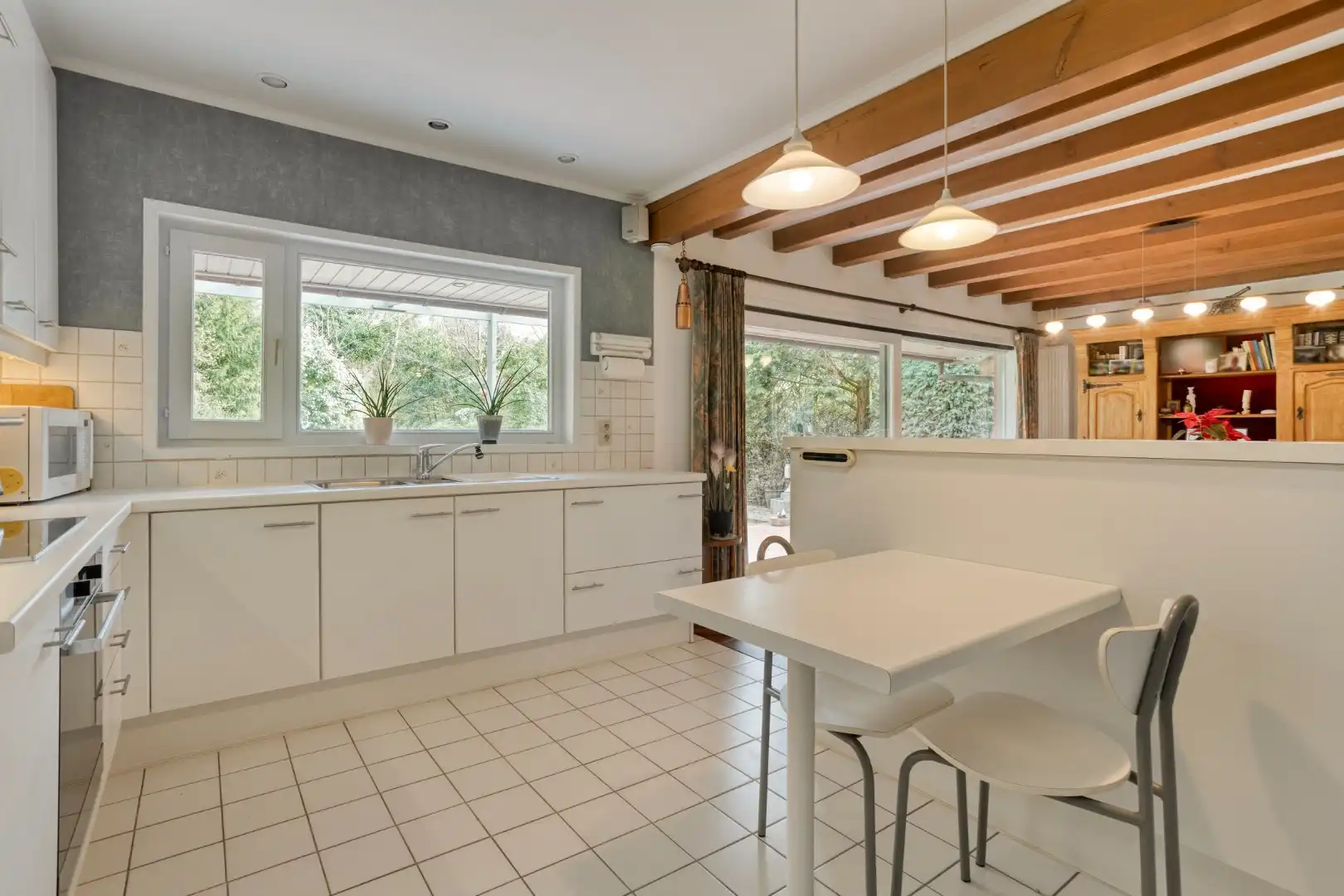 Alleenstaande woning met 2 slaapkamers, garage en grote tuin - verscholen in het groen. foto 12