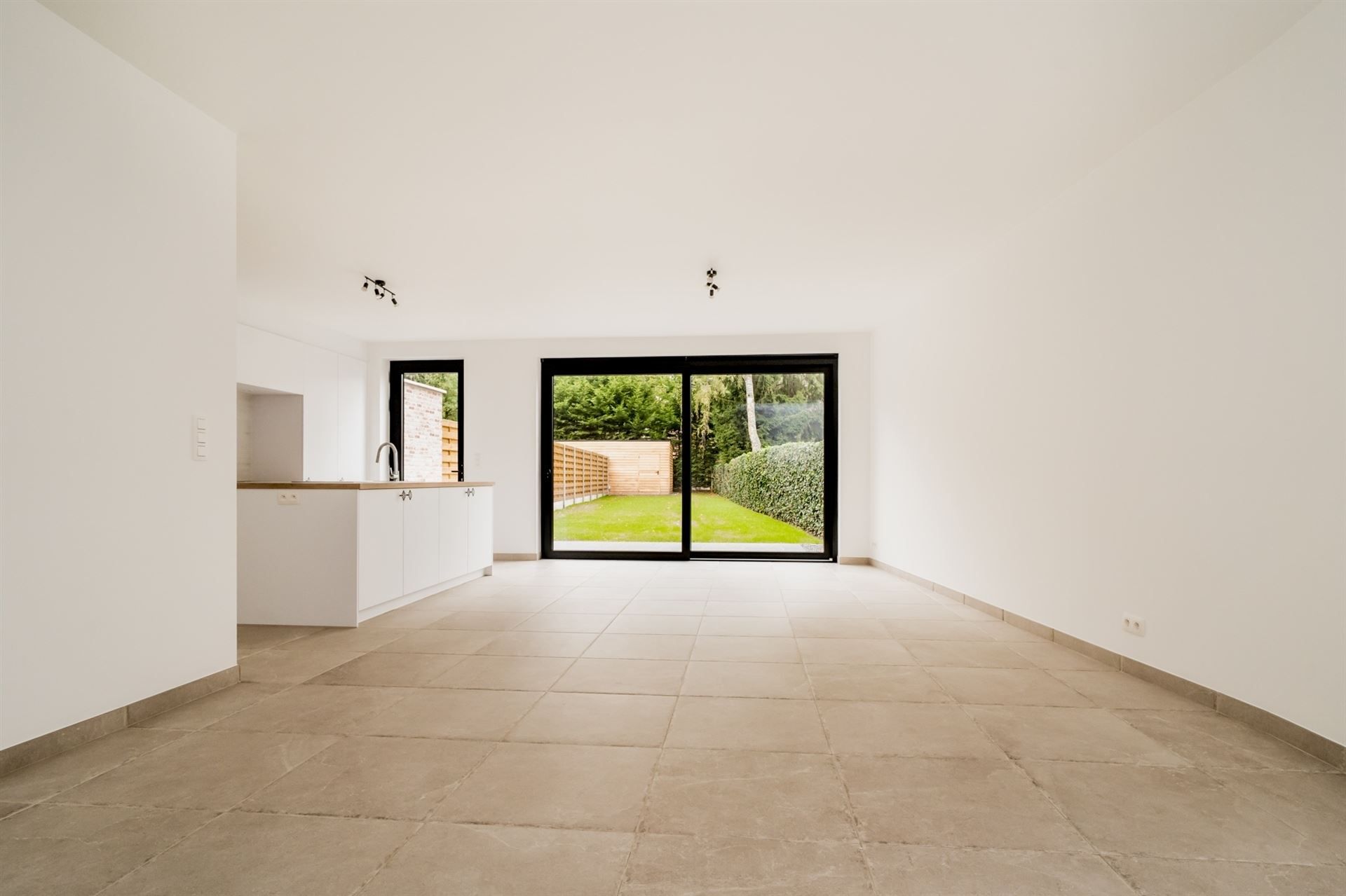 Moderne nieuwbouwwoning met 4 slpkm, tuin en garage  foto 3