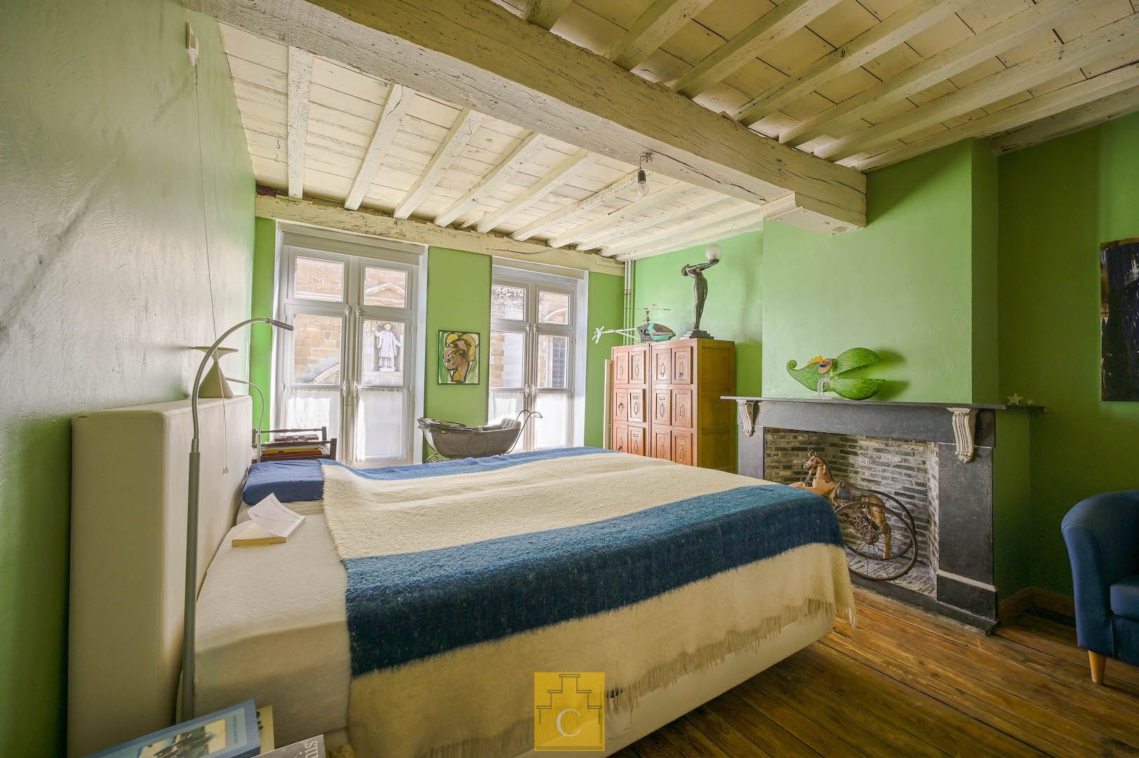 Herenwoning op idyllisch plein aan de Sint-Walburgakerk foto 21