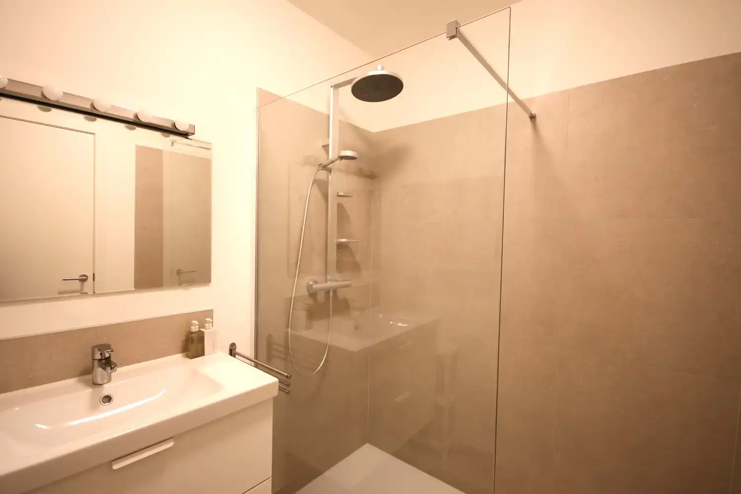 Modern vernieuwd gelijkvloers appartement met 1 slaapkamer en ruime tuin foto 10