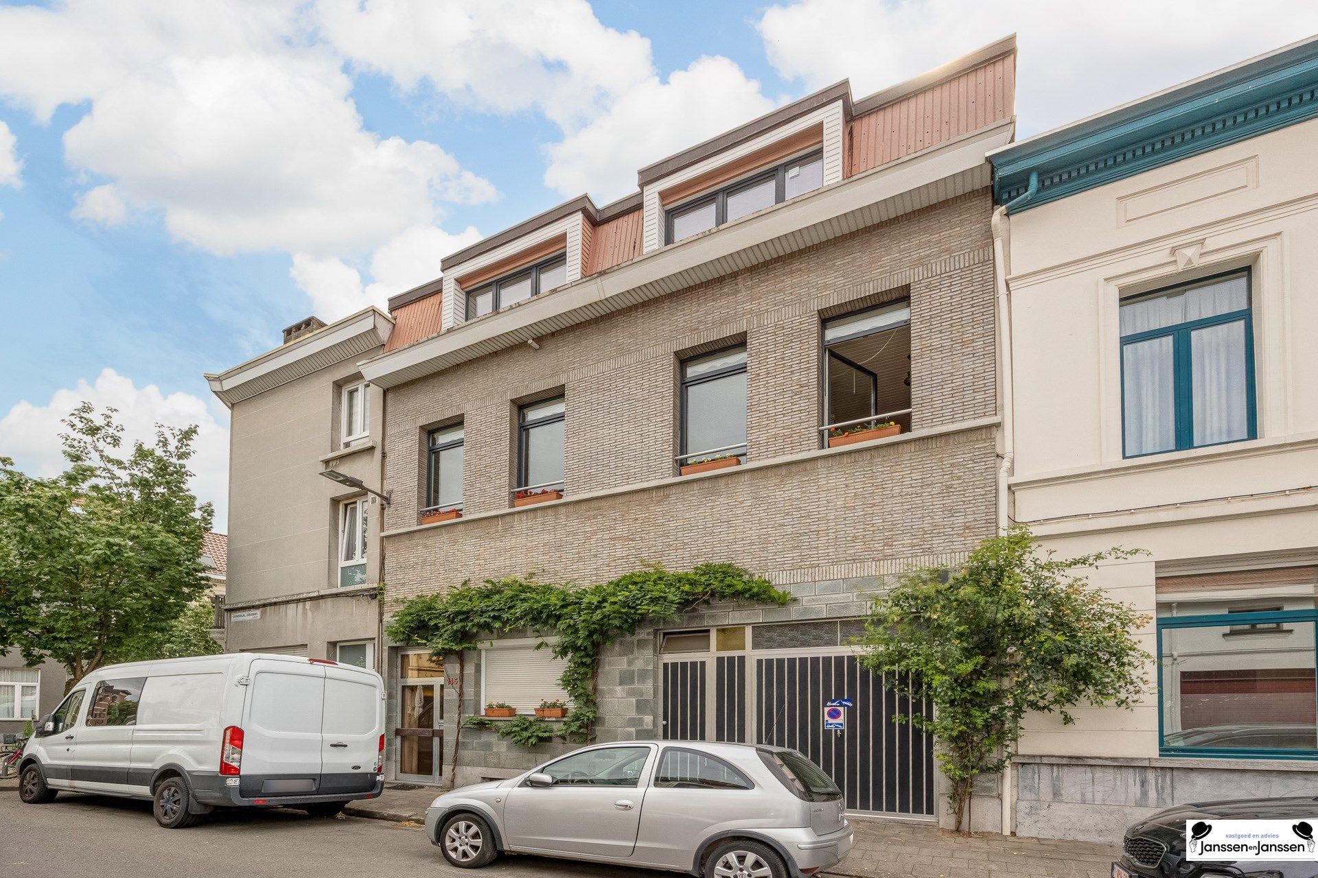 Instapklare woning met garage in Oud-Berchem foto {{pictureIndex}}