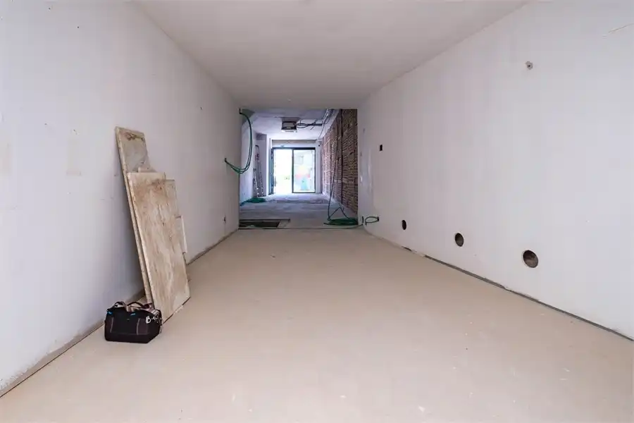 KNAP HANDELSPAND MET VEEL MOGELIJKHEDEN IN HET STADSCENTRUM VAN SINT-TRUIDEN foto 4