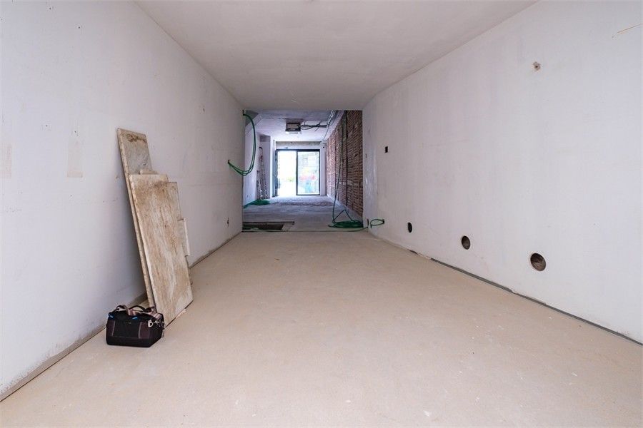 KNAP HANDELSPAND MET VEEL MOGELIJKHEDEN IN HET STADSCENTRUM VAN SINT-TRUIDEN foto 4