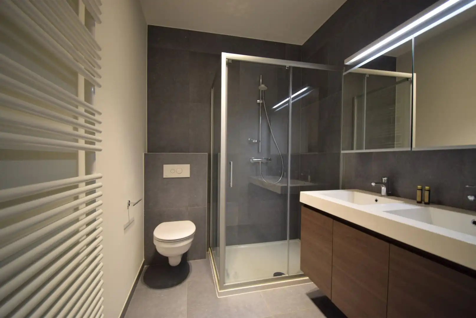 INSTAPKLAAR GELIJKVLOERS APPARTEMENT MET ZONNIGE TUIN EN GARAGE foto 8