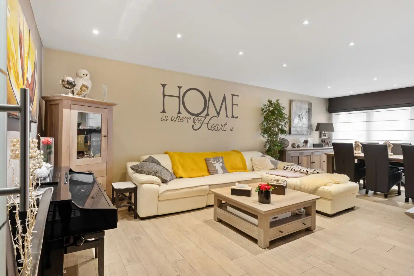 Gezellig, instapklaar app. op 1e verd. met 2 slpk., balkon en een garagebox foto 3