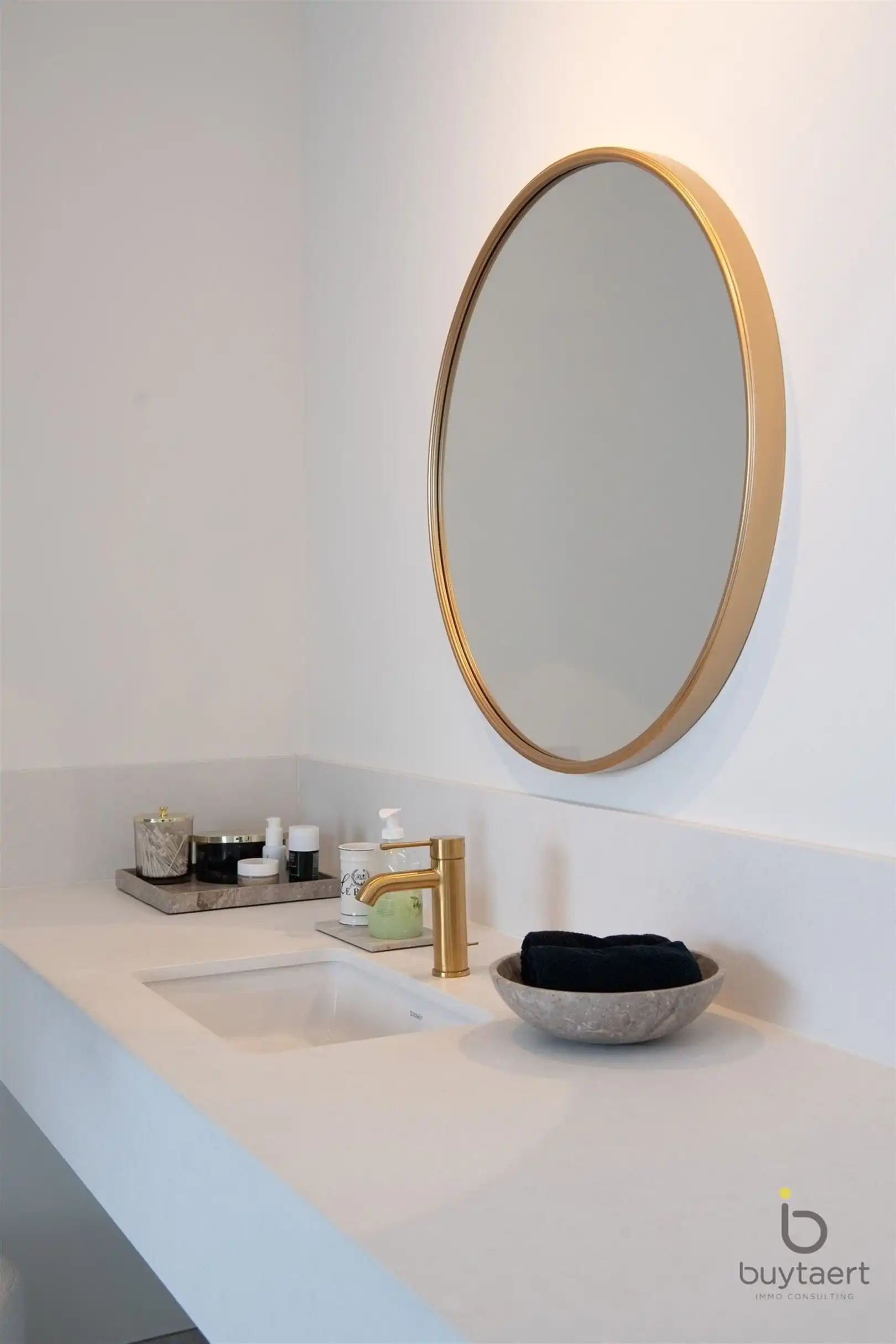 Knappe GELIJKVLOERSE villa + bijgebouw te Halle! foto 31