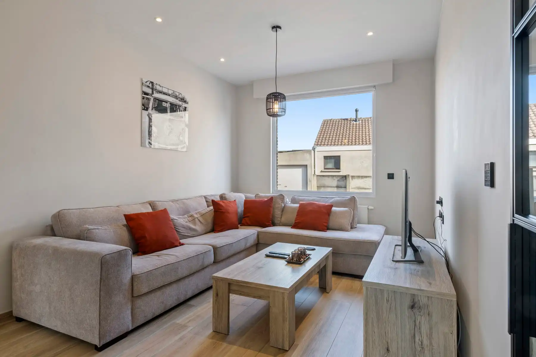 Moderne gerenoveerde woning op rustige ligging in Gistel. foto 4