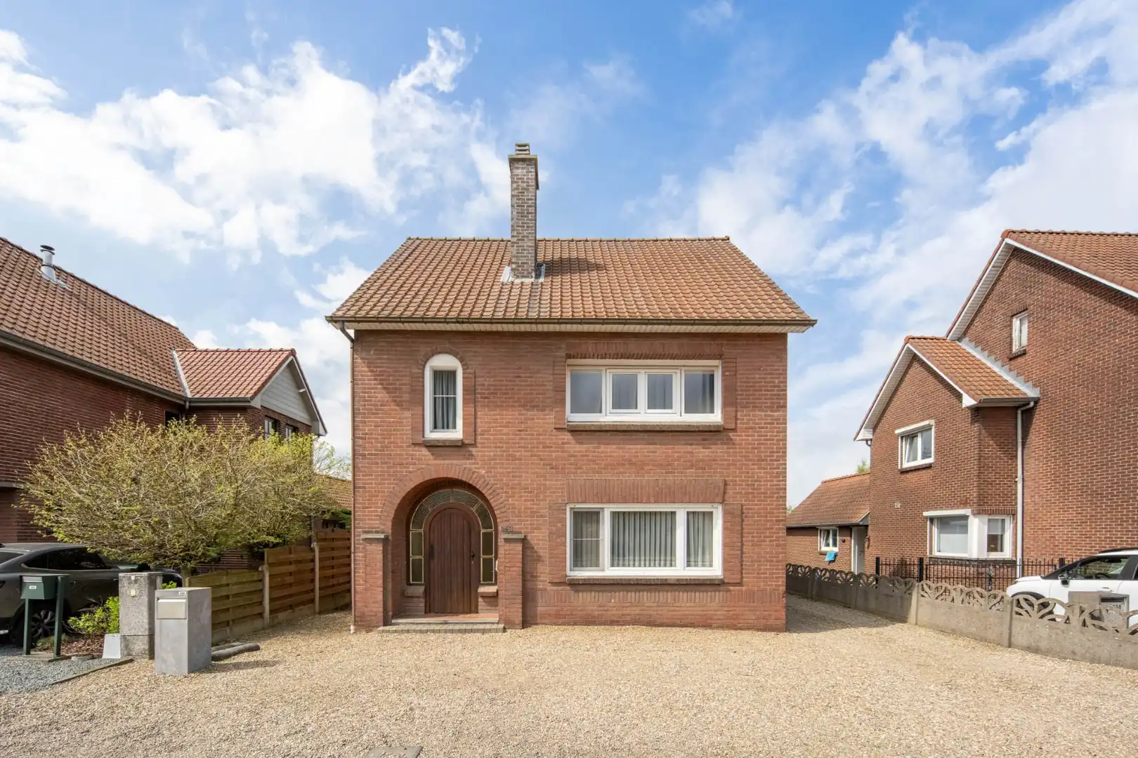 Hoofdfoto van de publicatie: Charmante, te renoveren woning op een perceel van 9a14ca met ruime garage in achtertuin! 