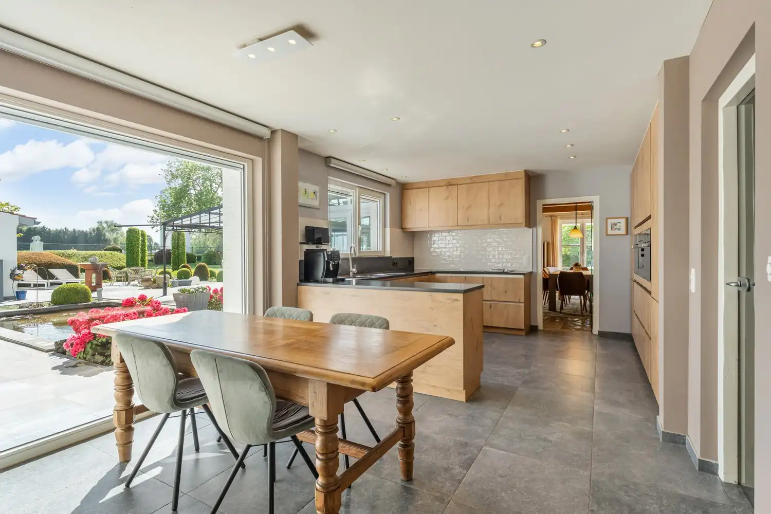 Woning met aparte praktijkruimte(opslagruimte) op strategisch gelegen locatie, instapklaar en energiezuinig! foto 7