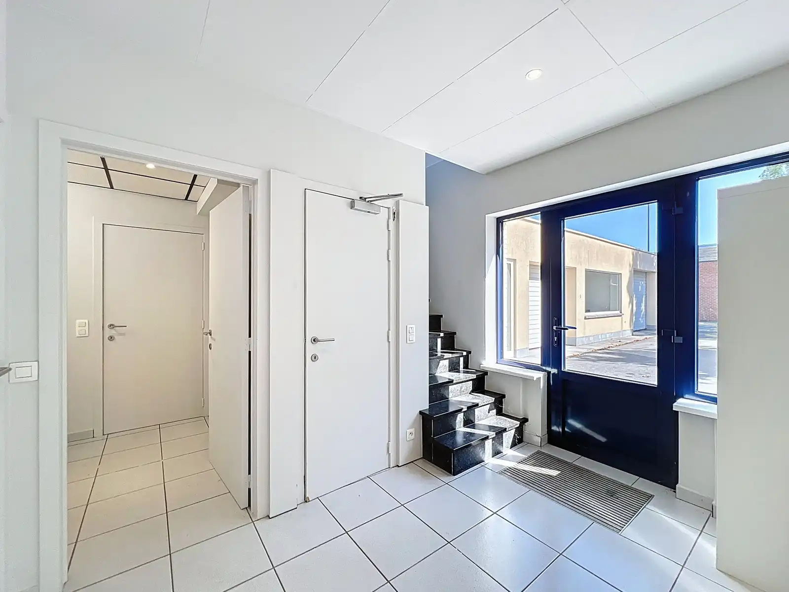 KANTOORGEBOUW (124 m²) met ATELIER (630 m²) én eigen parking op zeer goede ligging nabij centrum KORTRIJK ! foto 5