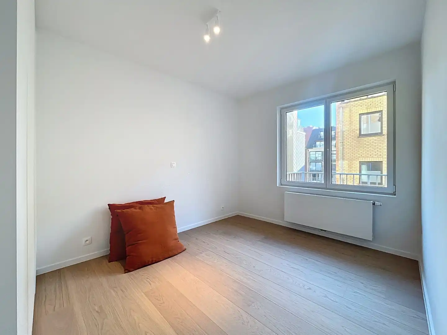 Gerenoveerd  twee slaapkamer appartement met frontaal zeezicht én centrale ligging foto 9