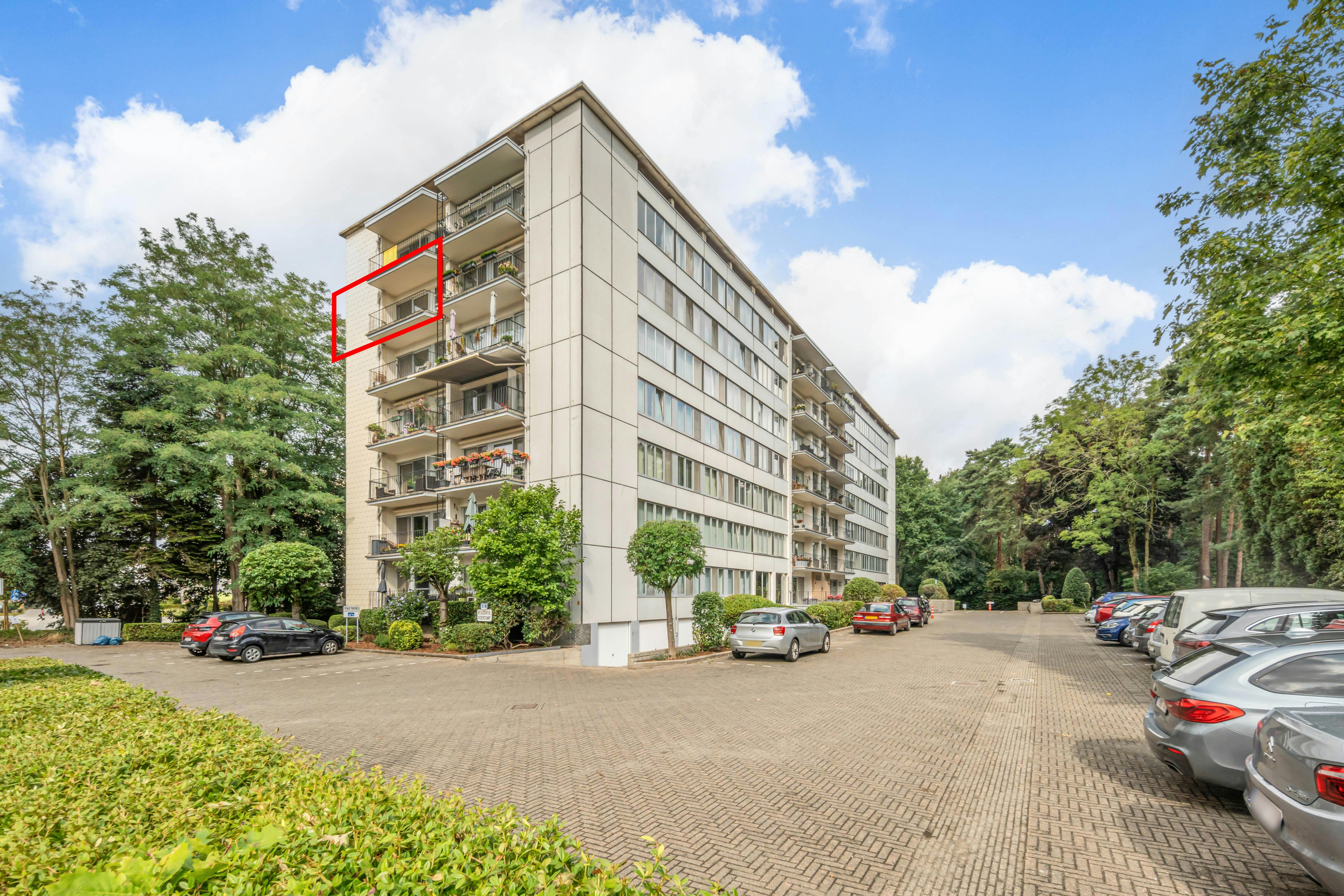 Ruim 3-slaapkamerappartement met terras en garagebox in hartje Genk foto {{pictureIndex}}