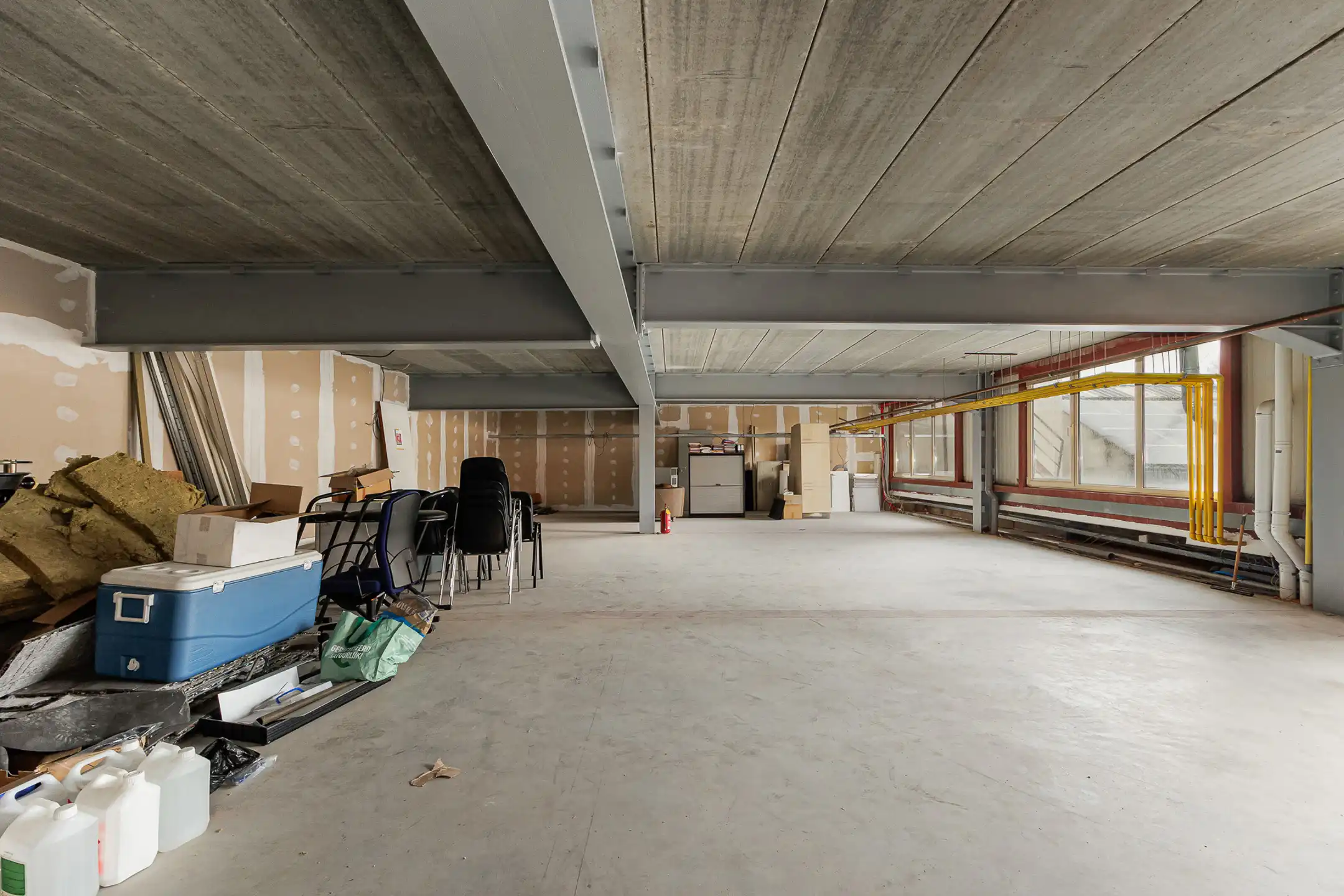 Ruime polyvalente ruimte van 143 m² op strategische locatie foto 2