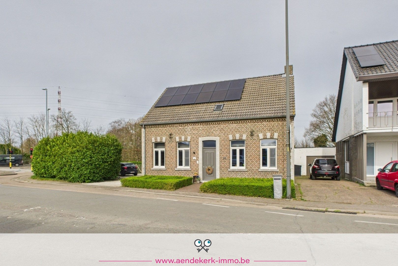Instapklare, gerenoveerde, gezinswoning met 3 slaapkamers, tuin en zonnepanelen foto {{pictureIndex}}