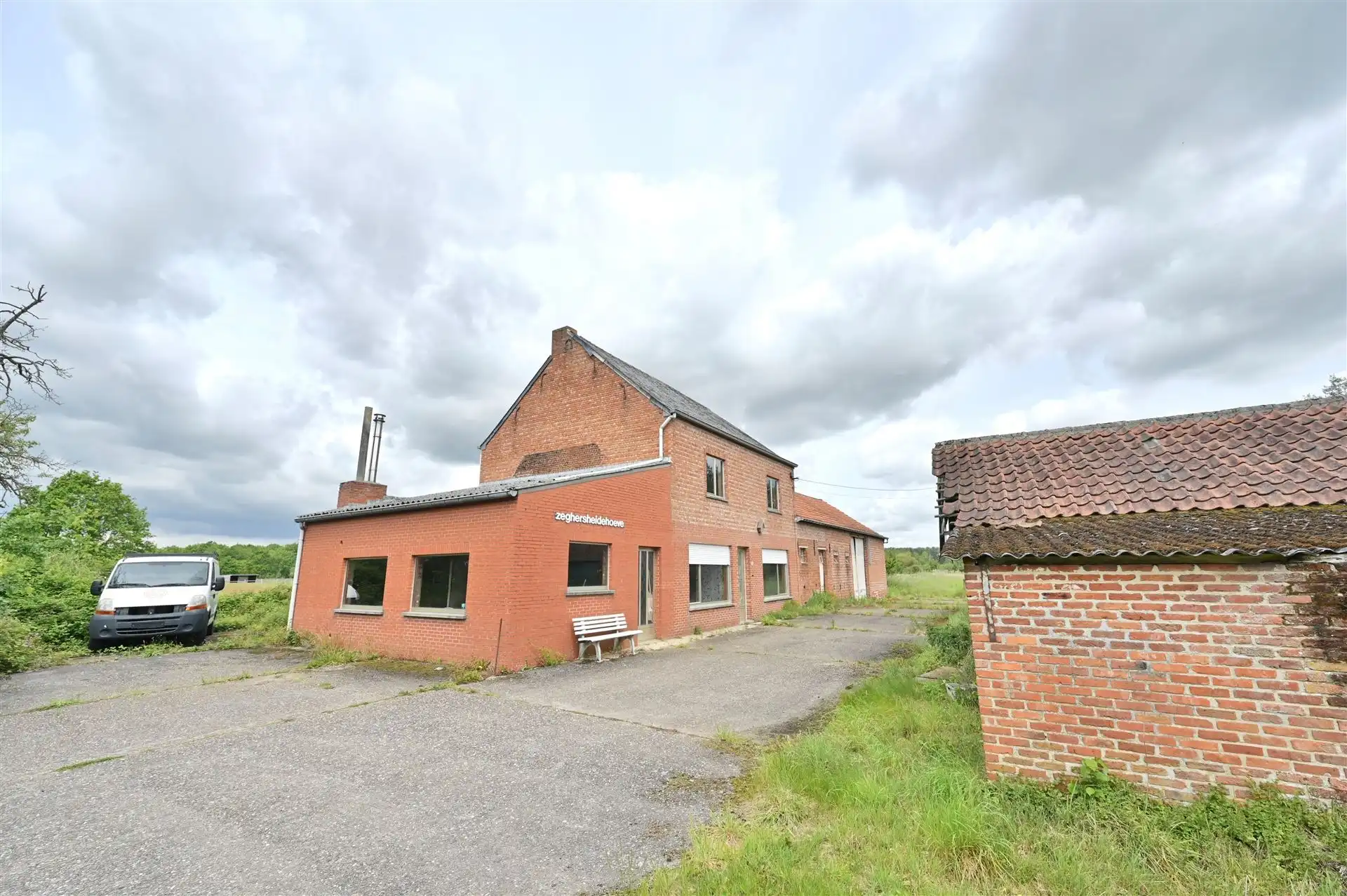 Te renoveren hoeve op rustige locatie foto 3