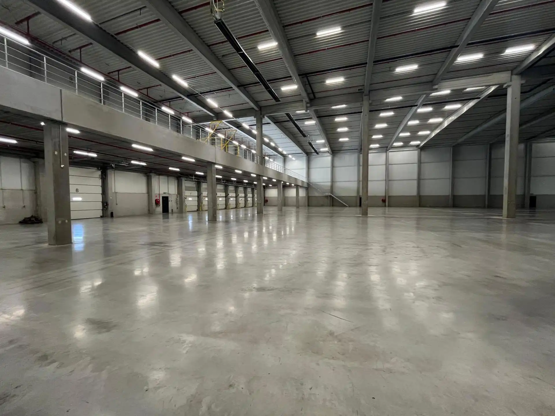TE HUUR - Boom logistiek magazijn 6.516m² met 7 loskades foto 3