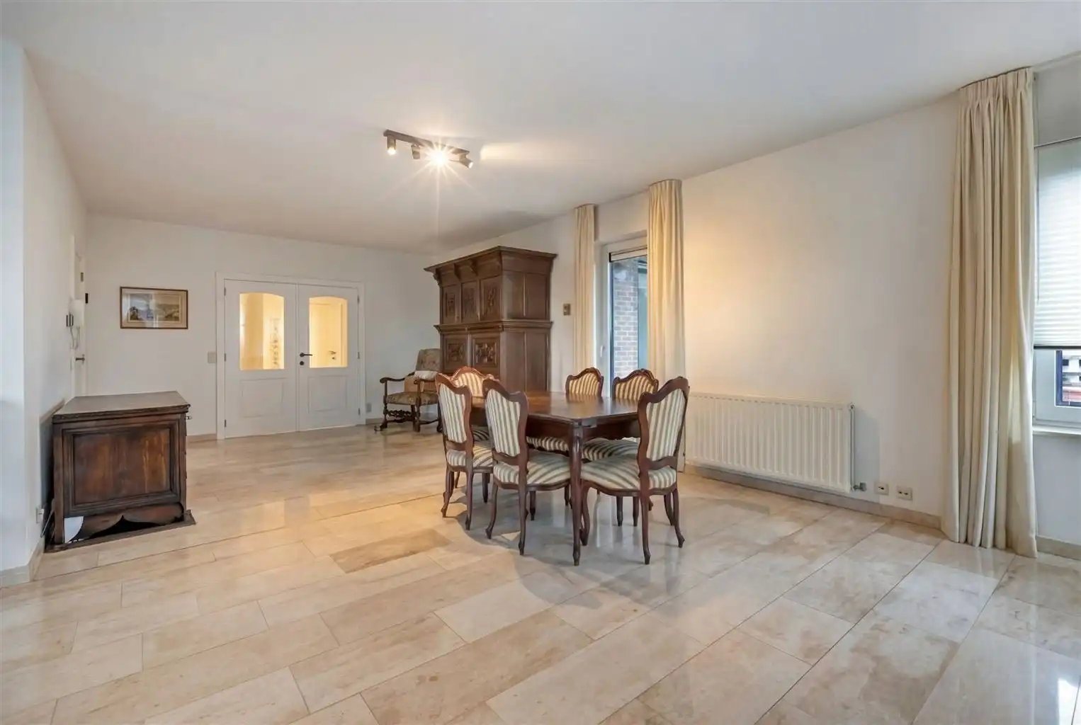 Prachtig, uitzonderlijk ruim appartement met 2 slaapkamers, 2 terrassen en inpandige garagebox, gelegen nabij het centrum van Maaseik. foto 6