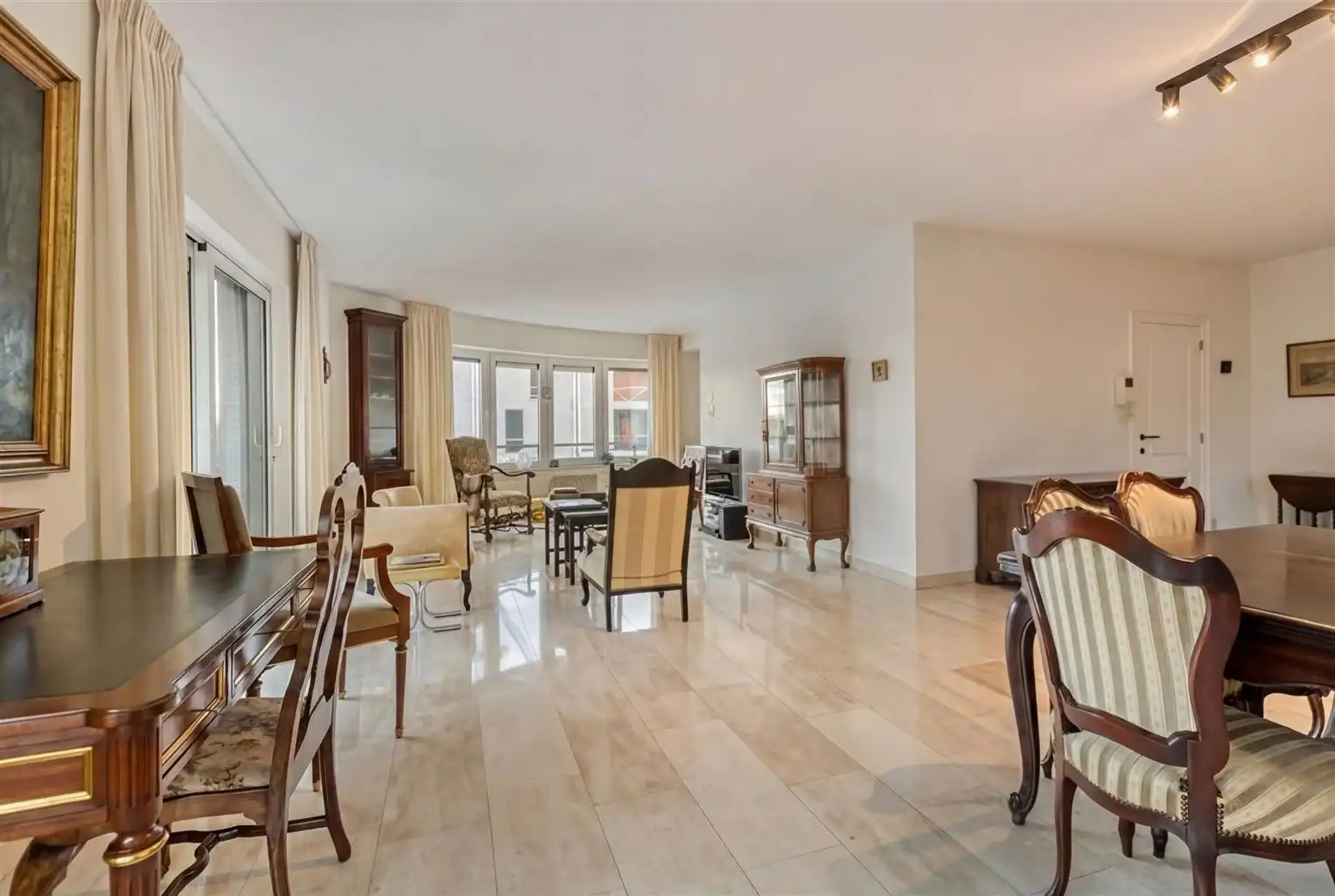 Prachtig, uitzonderlijk ruim appartement met 2 slaapkamers, 2 terrassen en inpandige garagebox, gelegen nabij het centrum van Maaseik. foto 6