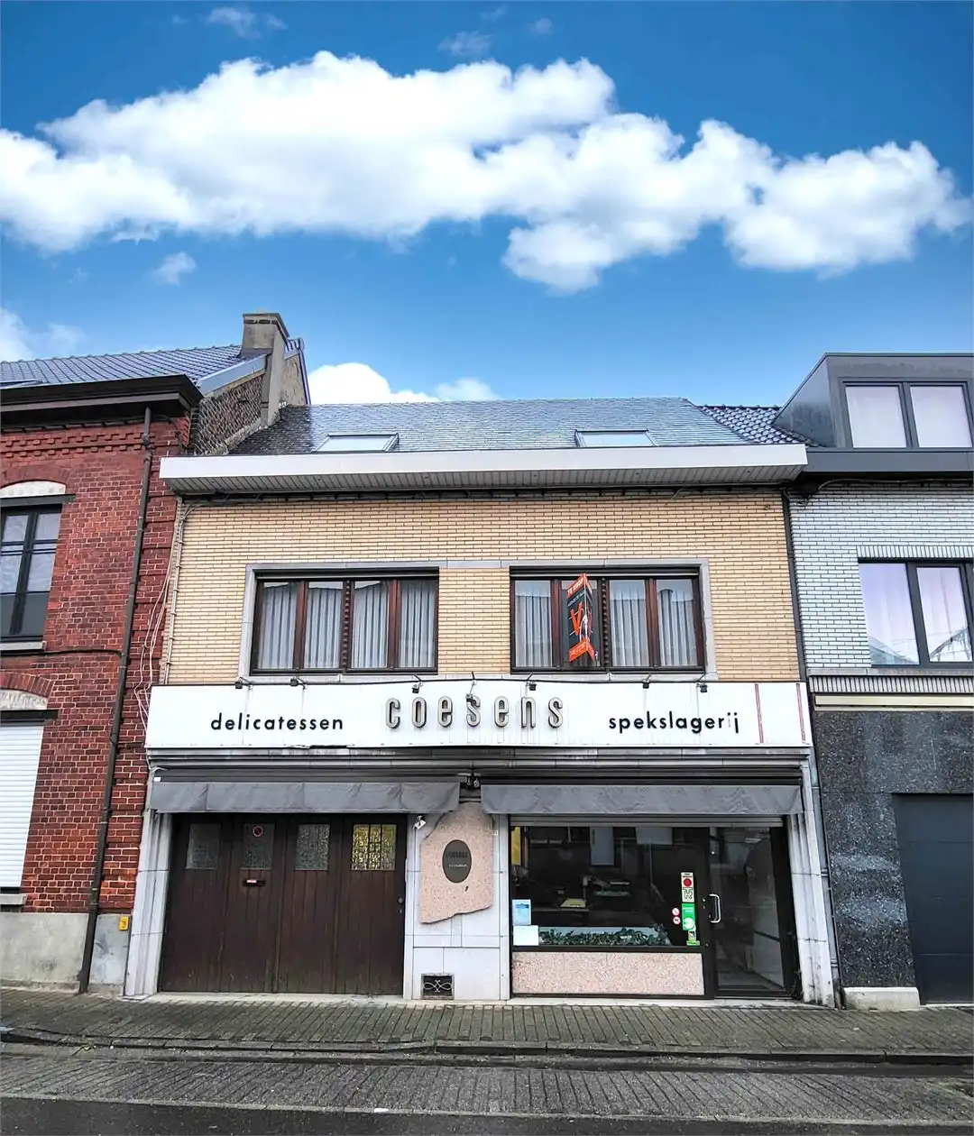 Dit veelzijdige pand met een grondoppervlakte van 240 m² combineert een ruime commerciële gelijkvloerse verdieping met een comfortabel appartement op de eerste verdieping. foto {{pictureIndex}}
